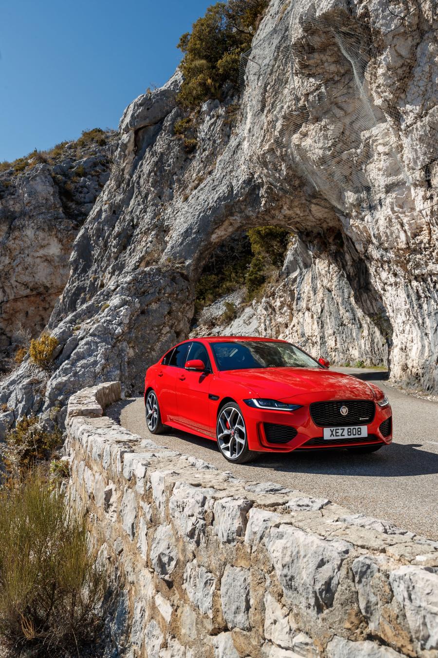  Jaguar XE P300 R-Dynamic 2019 года  (WW) (фото 45 из 51)